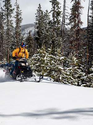 why-backcountry-snowmobiling-is-an-unforgettable-way-to-experience-the-uinta-mountains-01-jay-dash-photography