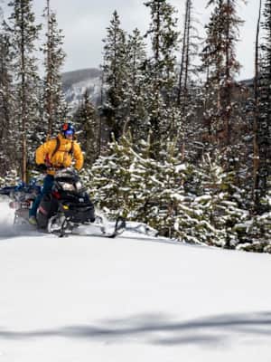 why-backcountry-snowmobiling-is-an-unforgettable-way-to-experience-the-uinta-mountains-01-jay-dash-photography