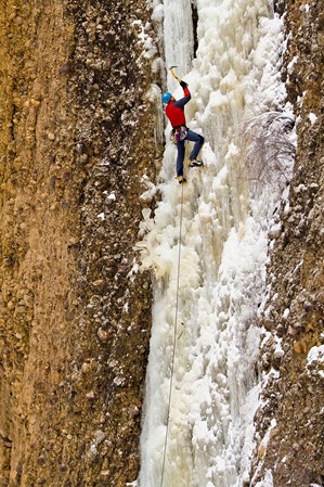 the-lowdown-on-ice-climbing-in-maple-canyon-01-paul-richer