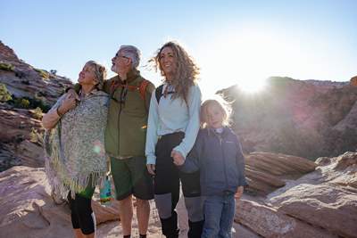 Family-Hiking_Zion-National-Park_Southwestern-Utah_2022