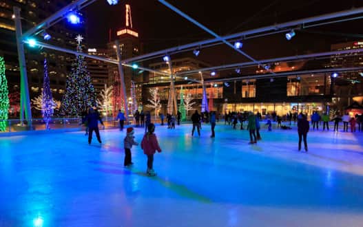 Patinaje sobre hielo en el Centro Gallivan.