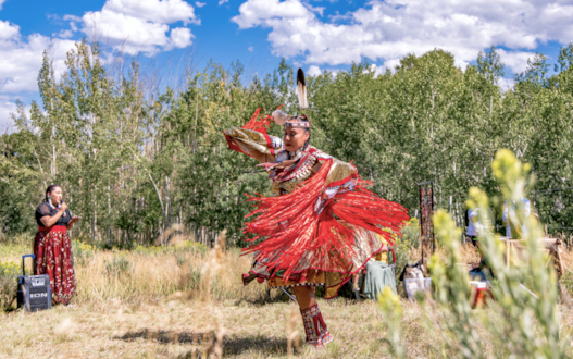 Enjoy the splendor of choreographed dance, the allure of a live painting, or the melodies of a string quartet, all beneath the quaking leaves of aspen trees.