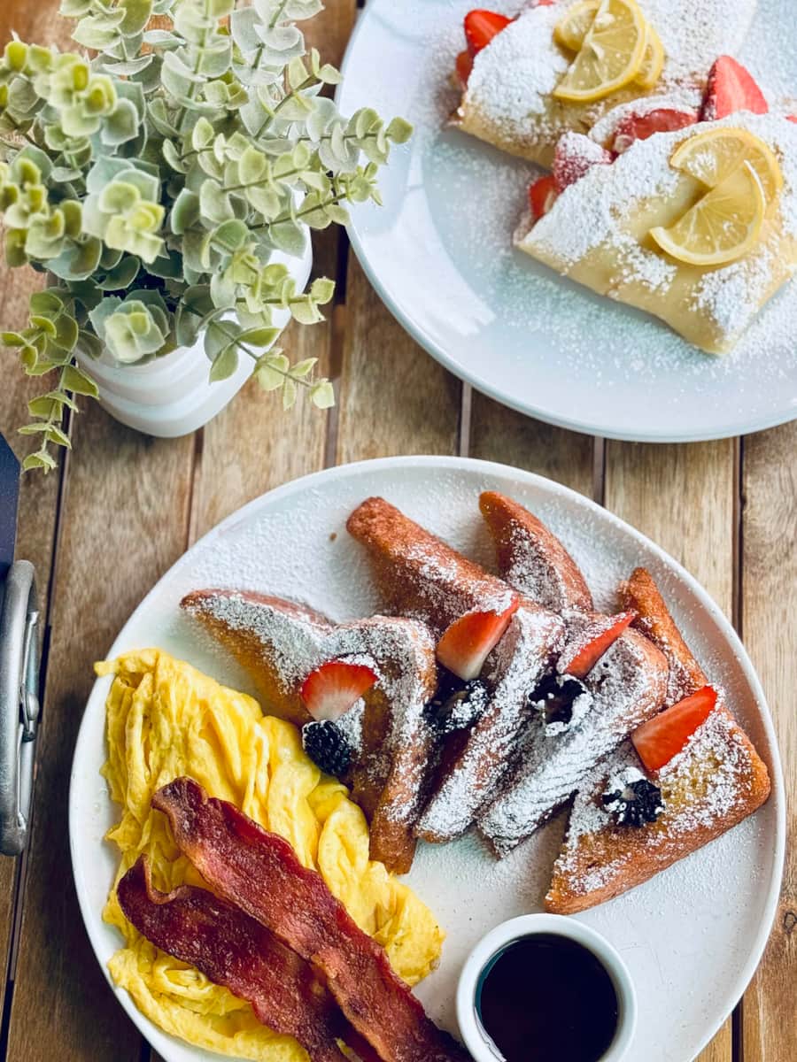 Enjoy their delicious crepes and brioche French toast for breakfast. They also offer specialties for all dietary needs, including vegan and gluten-free options.