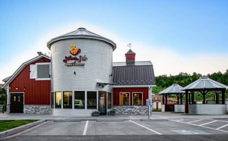 With a love for home baking and a passion for real food, the Silver Silo Bakery & Espresso Cafe delivers a true farm-to-table experience.