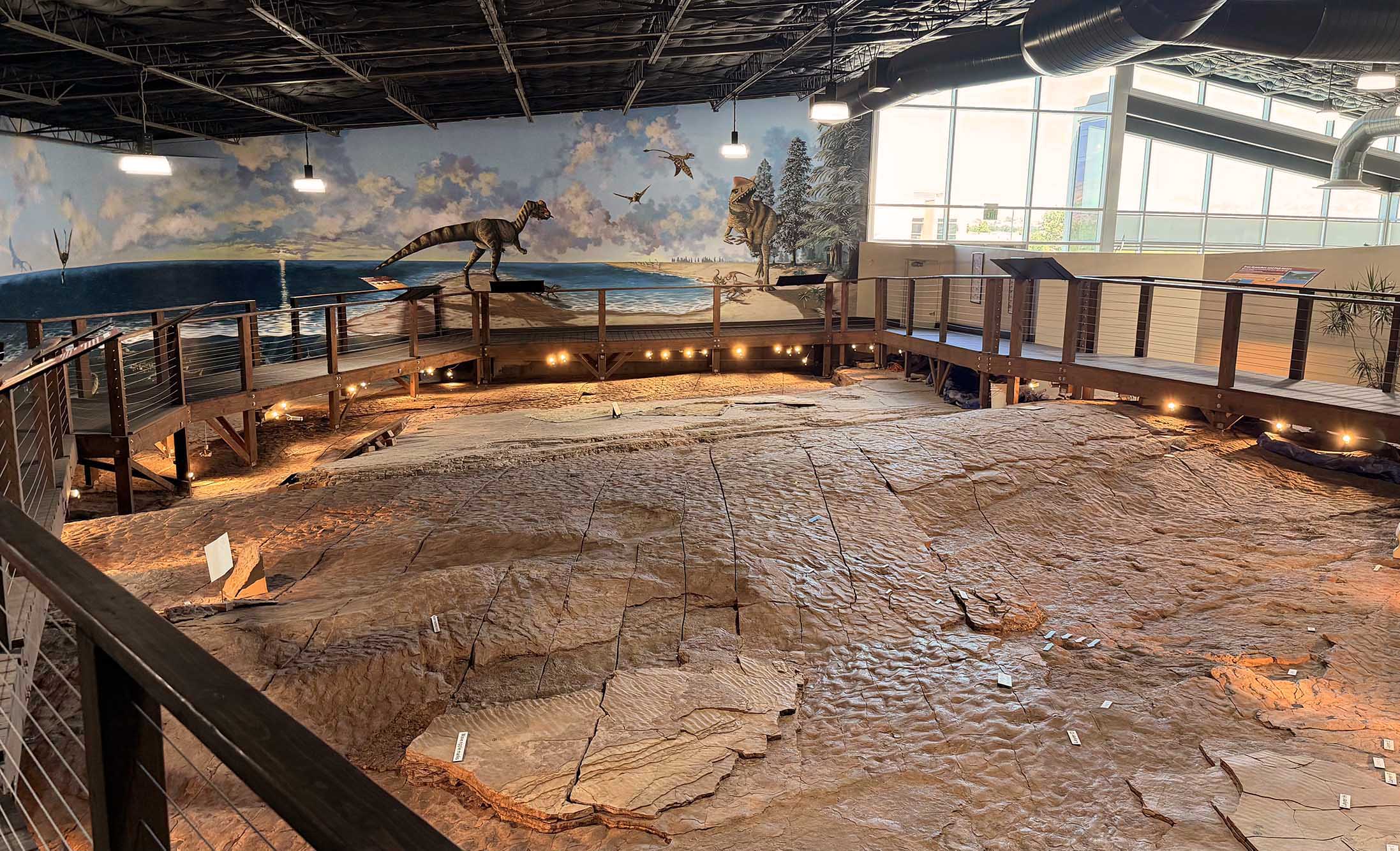Le site de découverte des dinosaures St. George a été créé pour préserver des milliers de fossiles et d'empreintes de dinosaures in situ trouvés dans les environs.