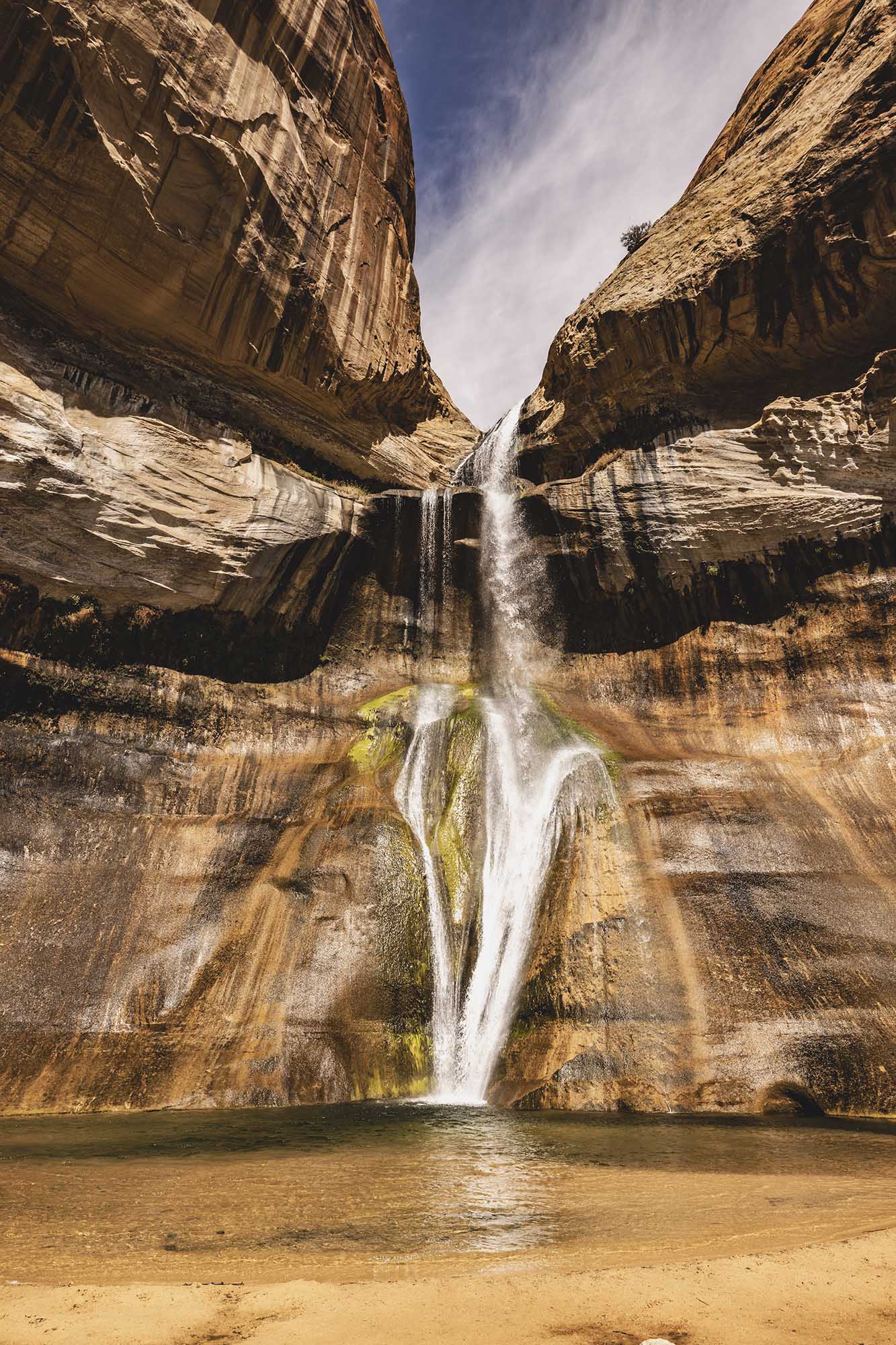Am Fuße des Wasserfalls befindet sich ein Becken, in dem sich die Besucher erfrischen und abkühlen können, bevor sie ihre Wanderung fortsetzen.