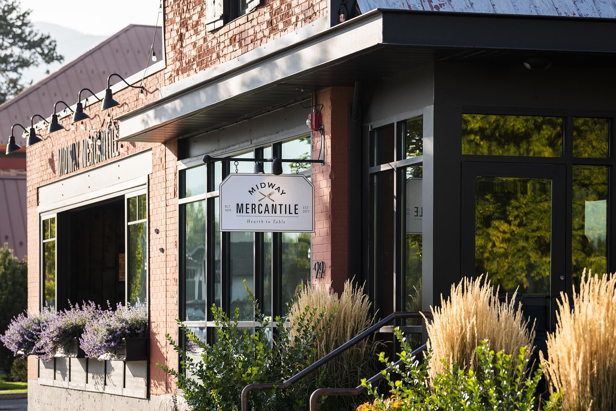El Midway Mercantile ofrece un menú de temporada en un ambiente relajado y con una terraza íntima.