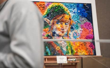 The open market is an incredible place to wander, with amazing fan art, prop replicas, cosplay supplies and much more available for purchase.
