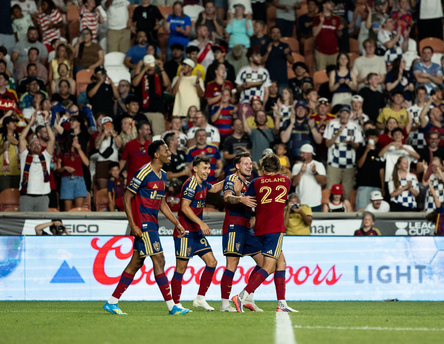 Les joueurs du RSL célèbrent sur le terrain.