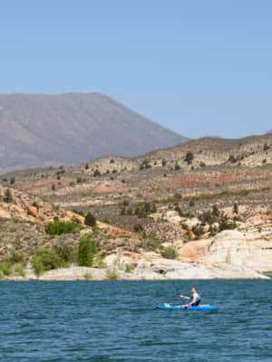 paddle-among-red-rocks-and-waterfalls-at-gunlock-reservoir-state-park-01-anna-papuga