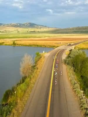 web2000_gran-fondo-cyclists-riding-past-the-benson-marina