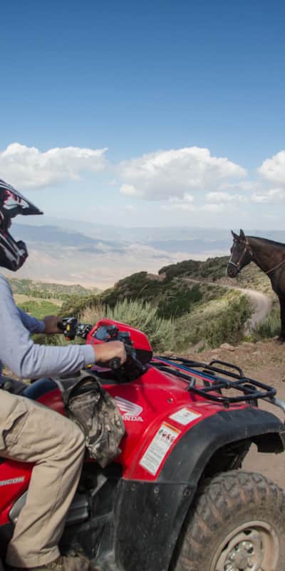 An overlook along the Paiute Trail.