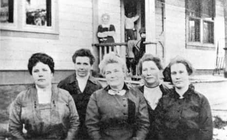 Members of the Ladies' Town Board in Kanab, Utah. Central figure is Mary Howard (Chamberlain, Mary E. Woolley, 1870-1953). Used by permission, Utah State Historical Society.