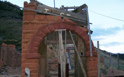 A landslide in 1983 triggered a massive flood that effectively washed away the entire town of Thistle. Some structures still stand, imprisoned by silt.