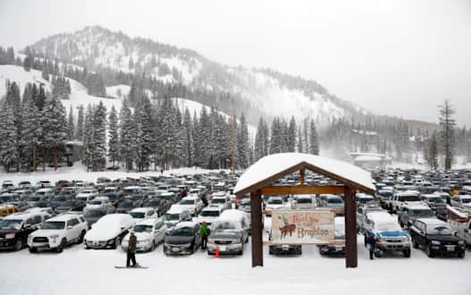 Arriving early (before 8 a.m.), skiing afternoons, or avoiding days immediately following a storm are all effective ways to avoid traffic and find a parking spot.