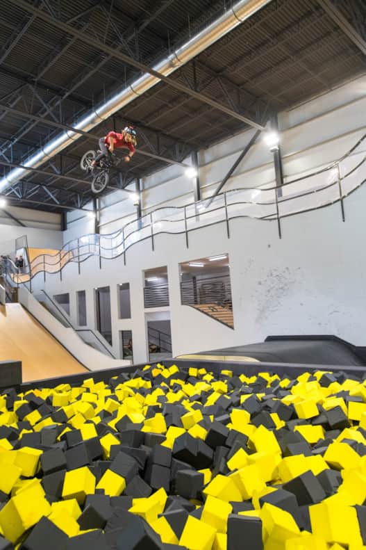 Guests can choose from a range of sports lessons, including skateboarding, skiing, snowboarding, scooter, BMX, parkour, tumbling/trampoline, or mountain biking.