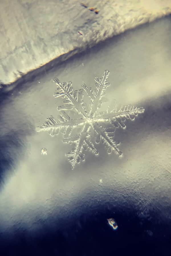 Snowflake on cold glass captured with a mobile phone – an example of using a flat surface to maximize the sharpness.